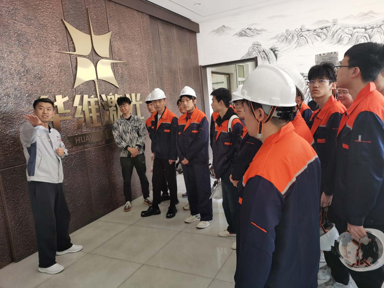 Lærere og studerende fra Shenyang University of Technology besøgte Huawei Laser Equipment Manufacturing Co., Ltd.