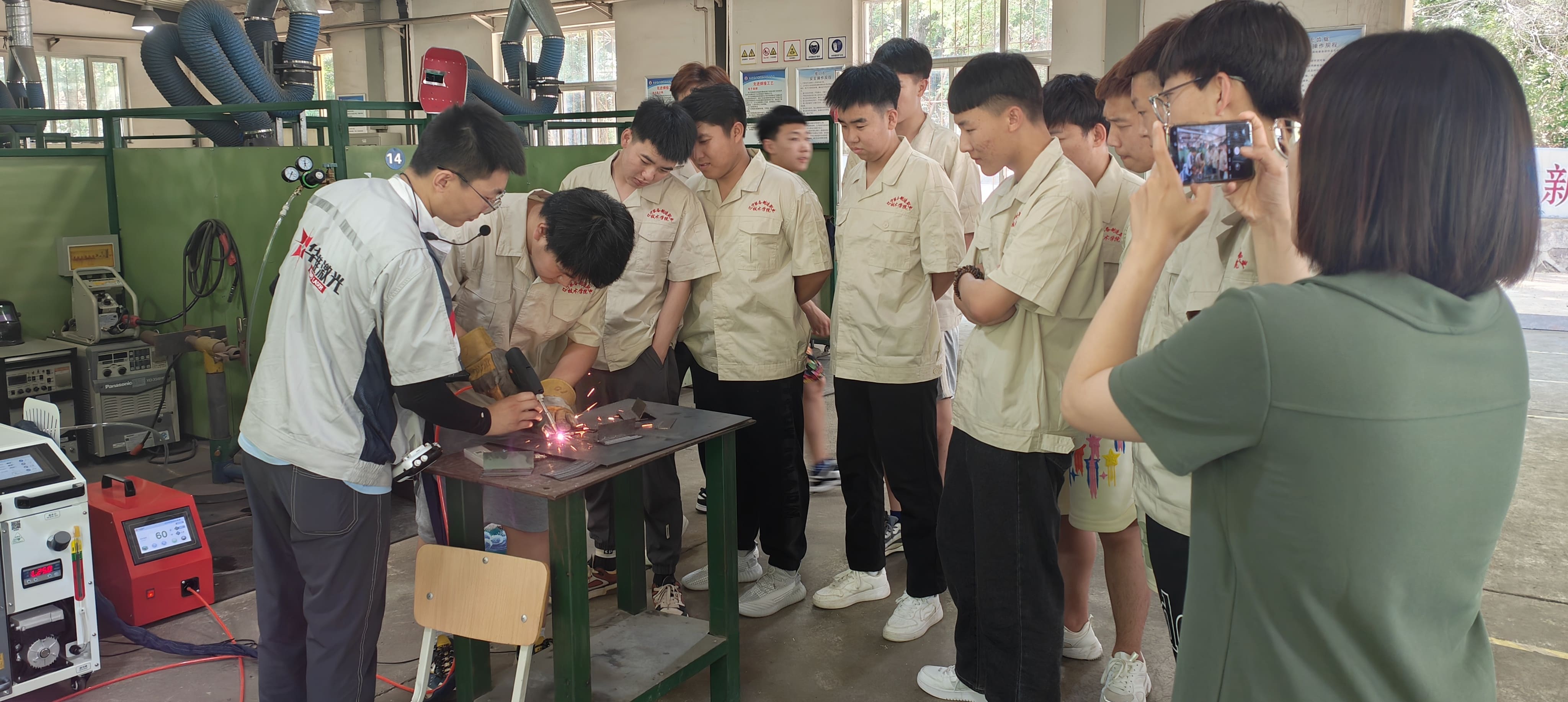 Huawei Lasers 1500W håndholdte svejser øger færdighedstræningen på Liaoning Tech College